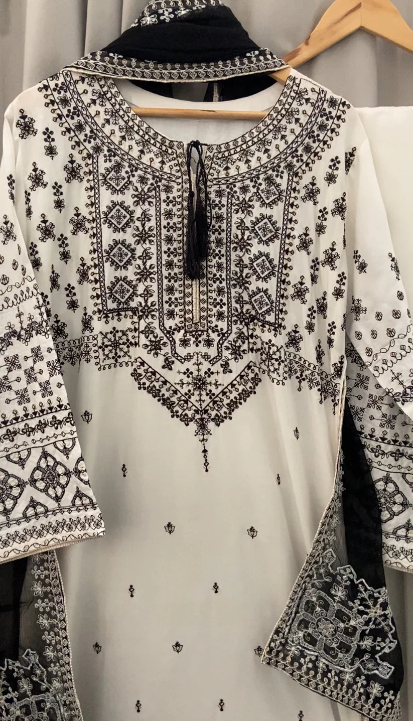 ARFA Embroidered Co Ords with Chiffon dupatta Cross stitch